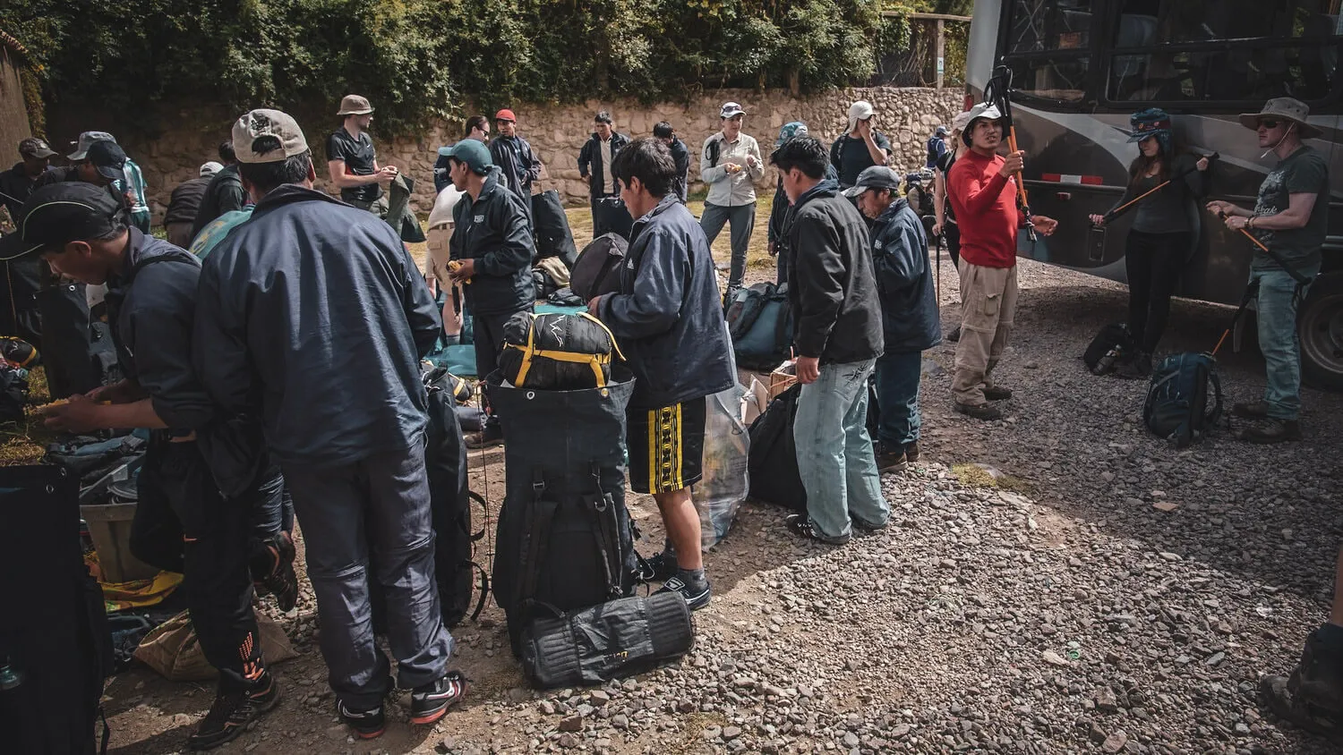 Equipo del Camino Inca organizando equipaje antes de salir