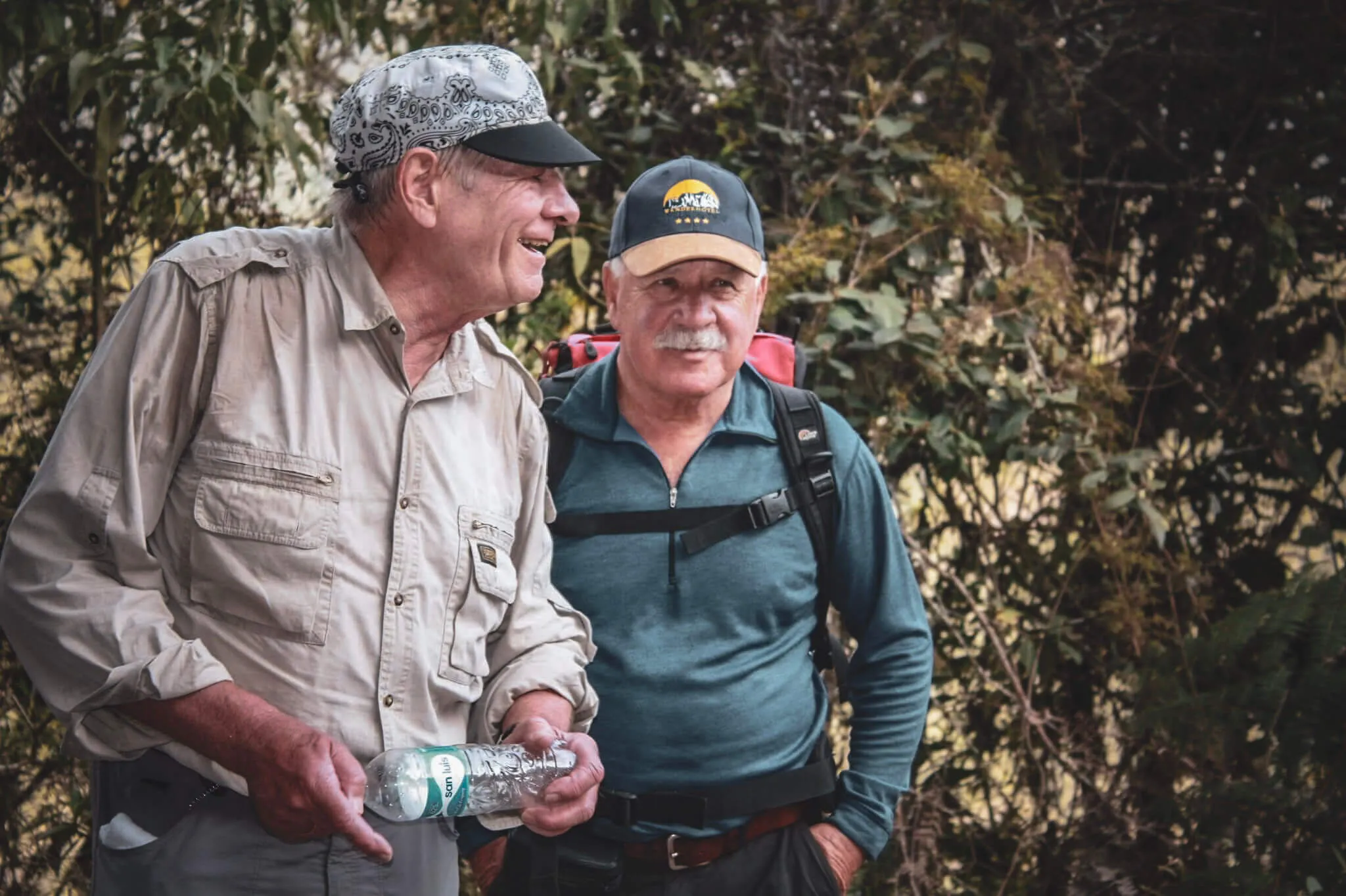 Dos excursionistas mayores descansando juntos en el Camino Inca