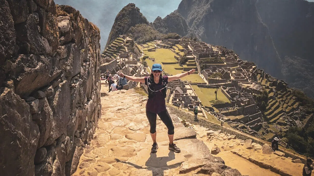 Visitante frente a la llaqta de Machu Picchu en un día despejado