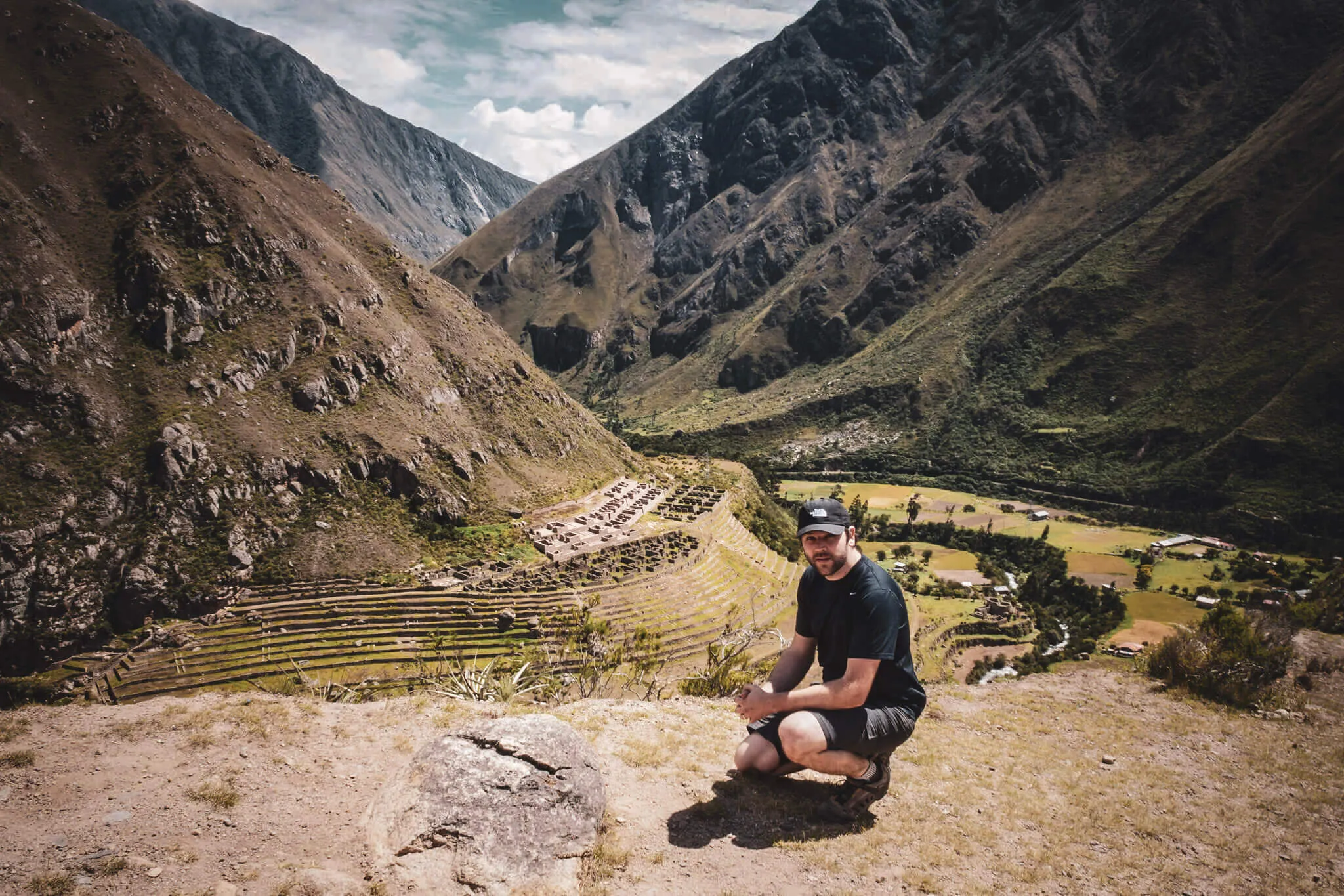 Corredor de montaña contemplando las terrazas de Patallaqta en los Andes de Cusco