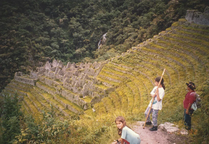 Niños y un adulto observando Wiñayhuayna en el Camino Inca