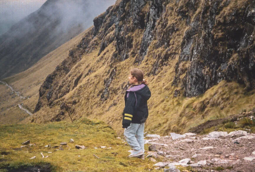 Un niño pequeño junto al sendero de piedra del Camino Inca